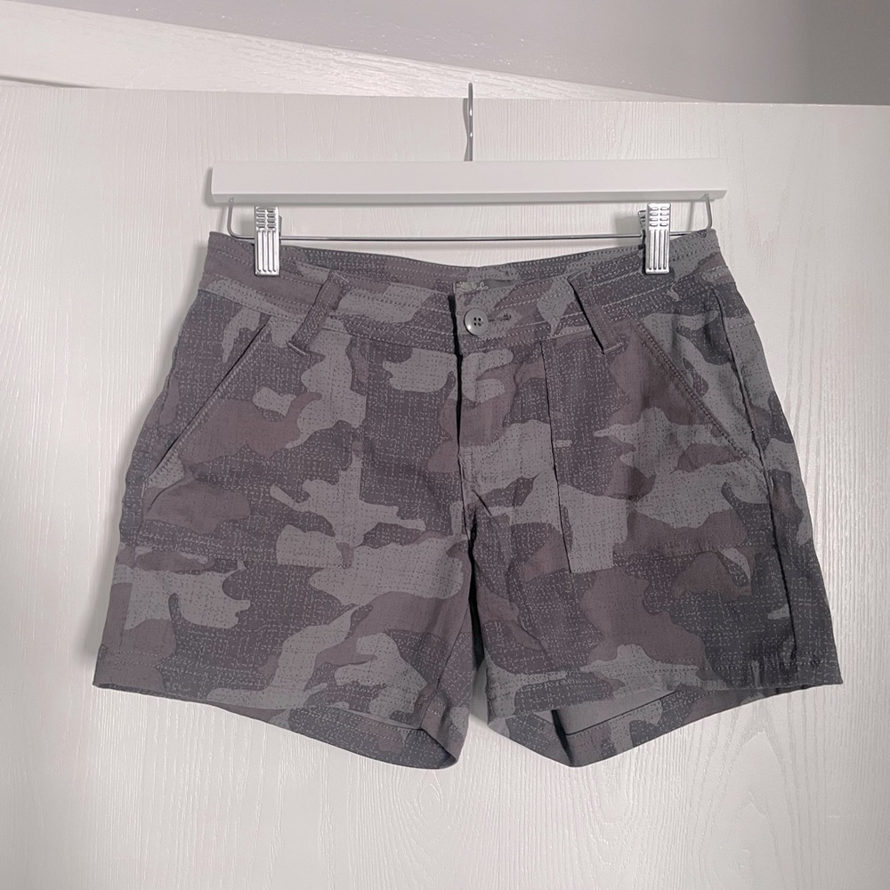 Prana Olivia Shorts - grey camo